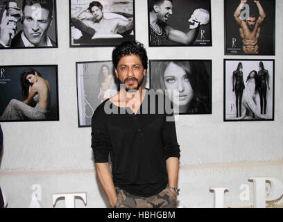 Shah Rukh Khan, attore indiano di Bollywood con le stampe incorniciate del calendario del fotografo di moda Dabboo Ratnani a Mumbai India Foto Stock