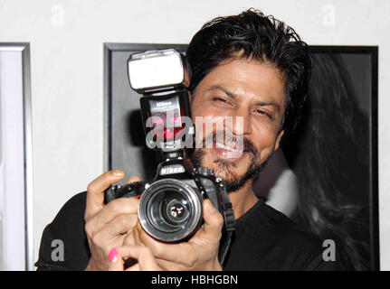 Shah Rukh Khan, attore indiano di Bollywood con macchina fotografica Nikon del fotografo di moda Dabboo Ratnani a Mumbai India Foto Stock