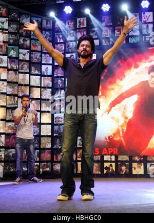 Shah Rukh Khan Hands Raised, attore indiano Bollywood al lancio del ventilatore di film a Mumbai, India Foto Stock