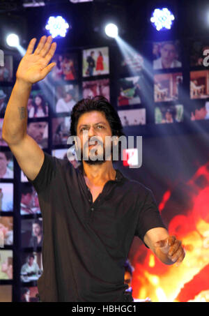 Shah Rukh Khan Hand Raised, attore indiano Bollywood al lancio del film Fan a Mumbai, India Foto Stock