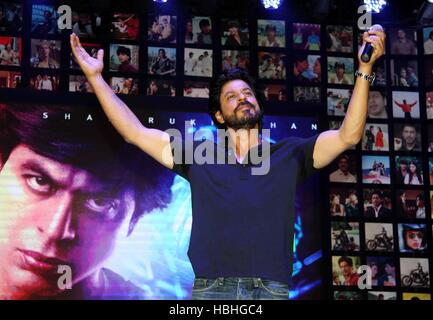 Shahrukh Khan Hands Raised, attore indiano Bollywood al lancio del film Fan a Mumbai, India Foto Stock