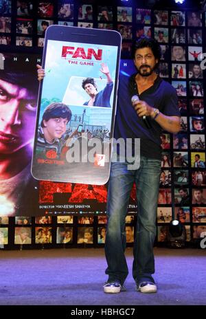 Shah Rukh Khan mostra il poster DEI FAN, attore indiano Bollywood al lancio del film Fan a Mumbai, India Foto Stock