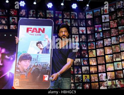 Shahrukh Khan che mostra il poster DEI FAN, attore indiano Bollywood al lancio del film Fan a Mumbai, India Foto Stock