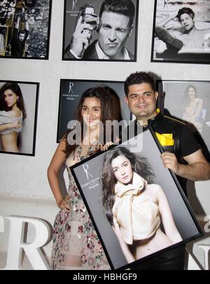 Dabboo Ratnani, fotografo di moda con l'attrice indiana Bollywood Alia Bhatt al lancio del calendario a Mumbai India Foto Stock