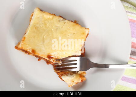 Mangiare lasagne alla bolognese Foto Stock