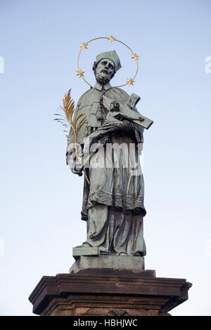 Statua di Giovanni di Nepomuk sul Ponte Carlo a Praga Repubblica Ceca Foto Stock