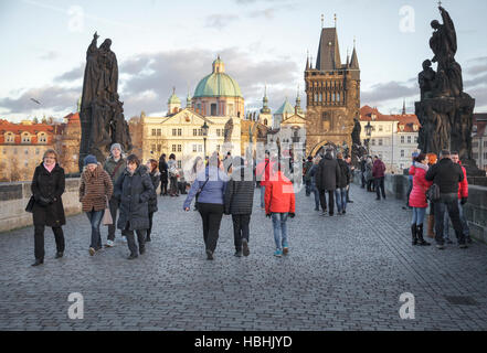 I turisti a piedi sul Ponte Carlo a Praga Repubblica Ceca Foto Stock