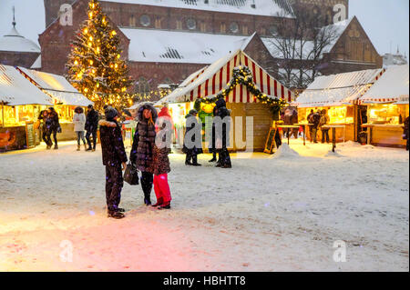 Riga, Lettonia - 3 Gennaio 2016: Mercatino di Natale in piazza Duomo a Riga Old Town, Lettonia. Foto Stock