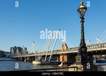 Hungerford Bridge e il Golden Jubilee ponte pedonale sul fiume Thames, London Borough di Lambeth, Greater London, England, Regno Unito Foto Stock