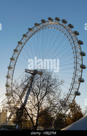 Il 'London Eye' mostra baccelli al tramonto, South Bank, Greater London, England, Regno Unito Foto Stock