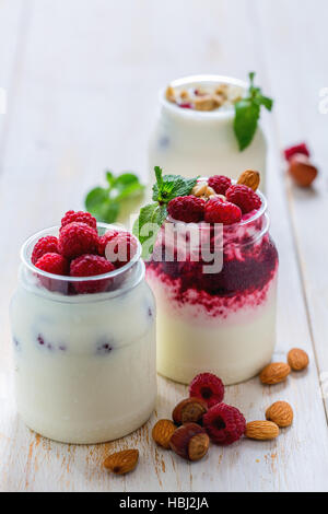 Yogurt fatto in casa con i lamponi e i dadi. Foto Stock