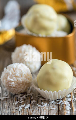 Tartufi di cioccolato bianco e cocco. Foto Stock