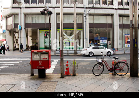 Pubblica la casella postale sul sentiero accanto alla strada di traffico per le persone utilizzano a Shinjuku city il 20 ottobre 2016 a Tokyo, Giappone Foto Stock