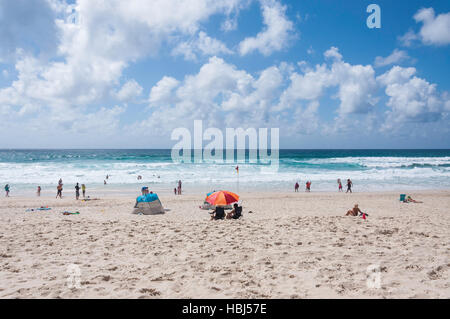 Vista della spiaggia, Main Beach, Città di Gold Coast, Queensland, Australia Foto Stock