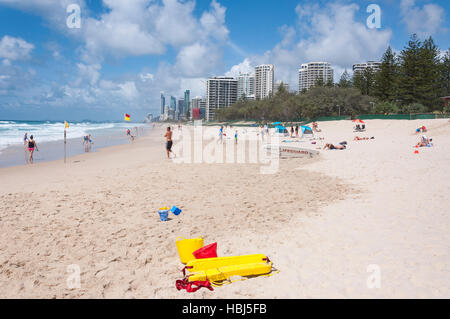 Spiaggia principale che mostra Surfers Paradise skyline della Città di Gold Coast, Queensland, Australia Foto Stock