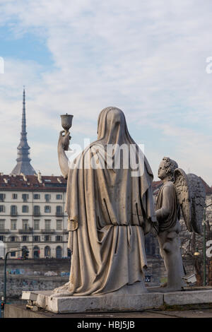 Torino, Italia - Gennaio 2016: fede statua Foto Stock