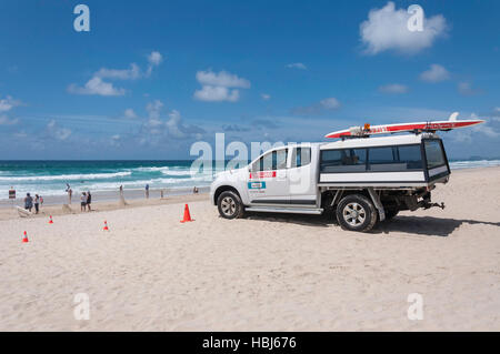 Veicolo bagnino sulla spiaggia principale della città di Gold Coast, Queensland, Australia Foto Stock