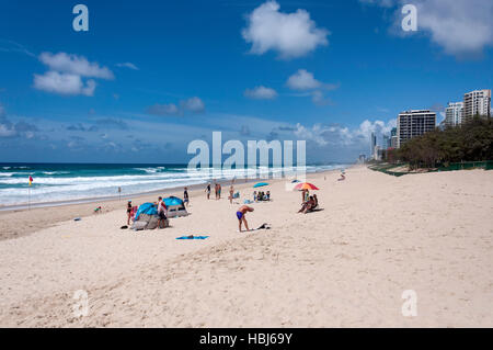 Spiaggia principale che mostra Surfers Paradise skyline della Città di Gold Coast, Queensland, Australia Foto Stock
