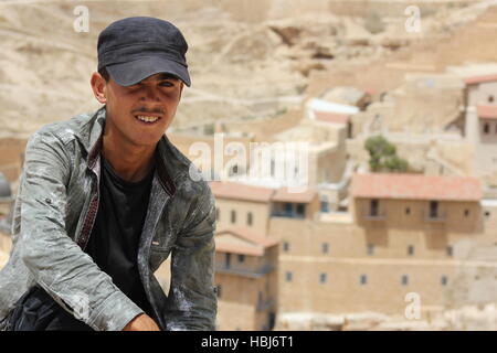 Un giovane ragazzo beduino vicino il Santo Lavra di San Sabbas i santificati, conosciuto in arabo come Mar Saba, un greco monastero ortodosso. Foto Stock