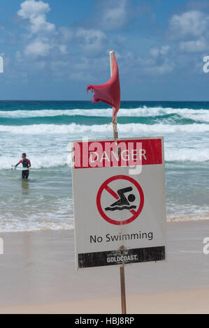 Pericolo, nessun segno di nuoto a Surfers Paradise Beach, Surfers Paradise, Città di Gold Coast, Queensland, Australia Foto Stock