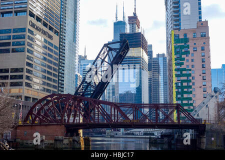 Kinzie Street Bridge oltre il ramo nord del fiume Chicago. Ponte sollevato in background inutilizzati vecchio ponte ferroviario. Foto Stock