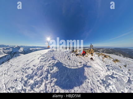 Foto aerea fisheye giovane uomo e donna nel bel mezzo delle montagne innevate. Foto Stock