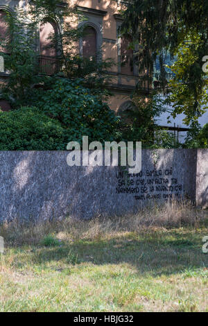 Auguri di compleanno verniciato a spruzzo su una palizzata di un edificio vuoto. graffiti, Bagni di Lucca e la Toscana Foto Stock