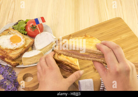 Womans mano che tiene una fetta a sandwich Foto Stock
