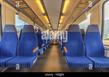 Il moderno treno sedie disposti su due righe Foto Stock