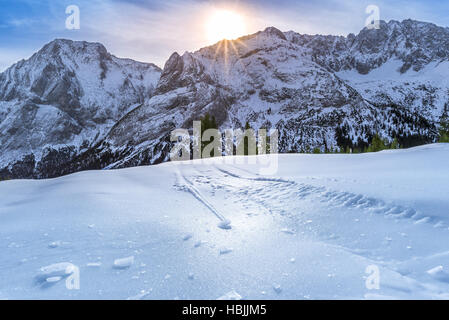 La crosta di ghiaccio su montagne innevate e pascoli Foto Stock