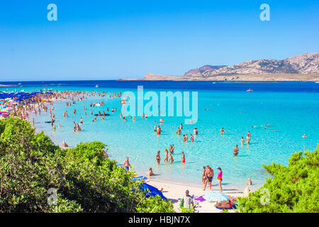 Vista della spiaggia cittadina con un sacco di persone a prendere il sole e nuotare. Vista dalla cima di un grattacielo. Foto Stock