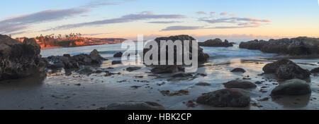 Una lunga esposizione del tramonto su rocce Foto Stock