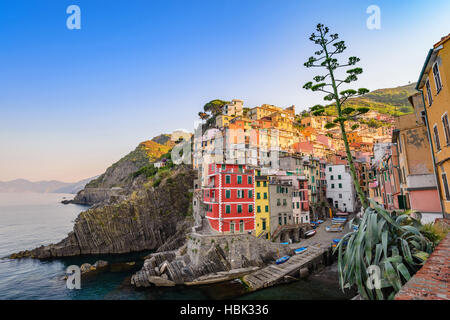 Riomaggiore village, Cinque Terre, Italia Foto Stock