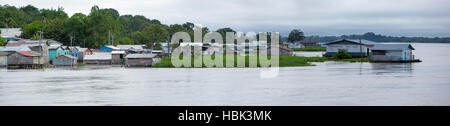 Panorama di un villaggio sul fiume Rio delle Amazzoni in Brasile Foto Stock