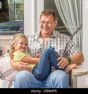 Padre e figlia sul portico Foto Stock