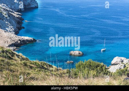 Barca a vela in una bellissima baia Foto Stock