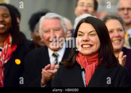 Sarah Olney (LibDem), neo-eletto MP per il parco di Richmond, in corrispondenza di un evento su College Green accogliente lei al Parlamento, 5 Dicembre 2016 Foto Stock