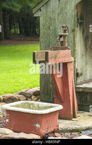 Ghisa mano brocca pompa acqua Foto Stock