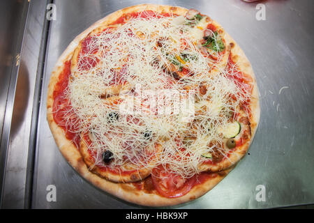 Grande pizza con quattro piccole Foto Stock