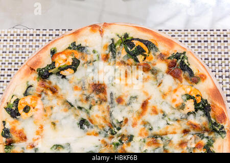 Pizza con gamberetti Foto Stock
