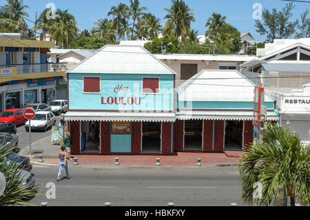 Saint Gilles (La Reunion), Francia - 11 Marzo 2003: la gente a piedi nella parte anteriore di una delle più famose e antiche panetteria e pasticceria presso San Gill Foto Stock