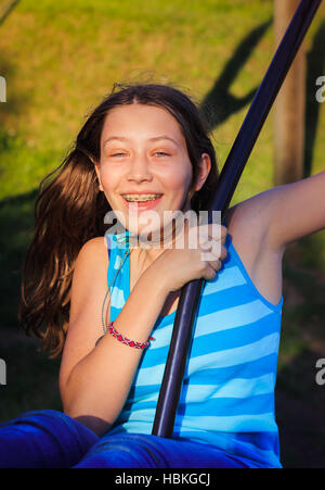 Adolescente su uno swing Foto Stock