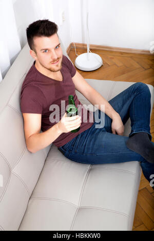 Giovane uomo di bere birra Foto Stock