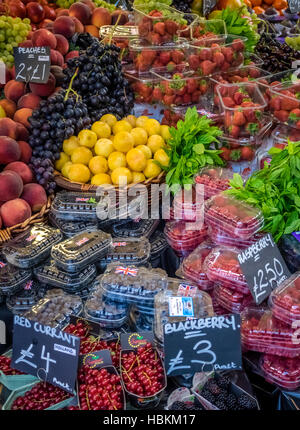 Frutta fresca in vendita Foto Stock