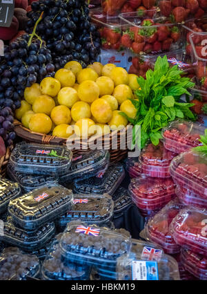 Frutta fresca in vendita Foto Stock