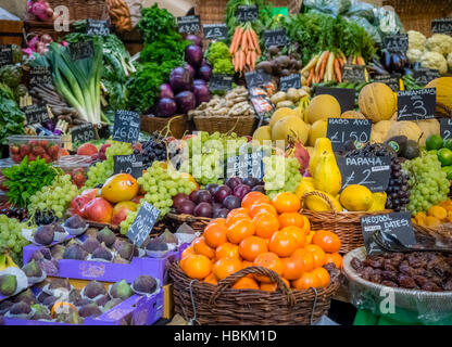 Frutta fresca in vendita Foto Stock