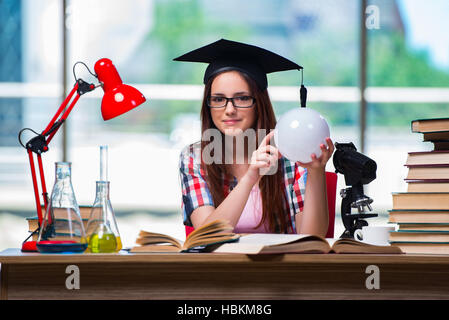 Ragazza giovane la preparazione per gli esami Foto Stock