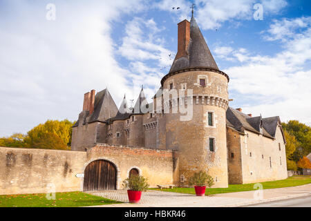 Fougeres-sur-Bievre, Francia - 6 Novembre 2016: facciata di Chateau de Fougeres-sur-Bievre, medievale castello francese nella Valle della Loira. È stato costruito nel 15 c Foto Stock