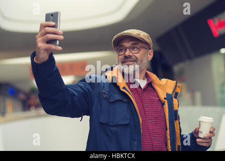 Adulto Uomo elegante tenendo selfie Foto Stock