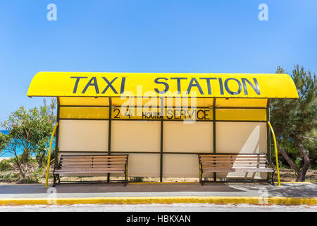 Giallo stazione taxi a costa in Grecia
